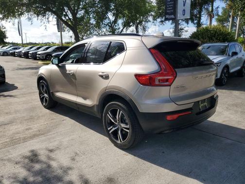 Bright 2023 Volvo XC40 B4 Plus Dark Theme