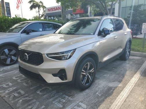 Bright 2023 Volvo XC40 B4 Plus Dark Theme