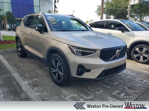 Bright 2023 Volvo XC40 B4 Plus Dark Theme