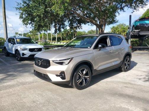 Bright 2023 Volvo XC40 B4 Plus Dark Theme