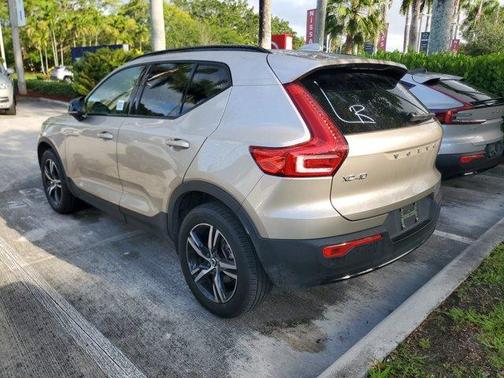 Bright 2023 Volvo XC40 B4 Plus Dark Theme