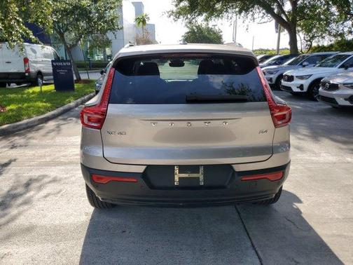 Bright 2023 Volvo XC40 B4 Plus Dark Theme