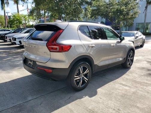 Bright 2023 Volvo XC40 B4 Plus Dark Theme