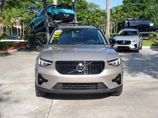 Bright 2023 Volvo XC40 B4 Plus Dark Theme
