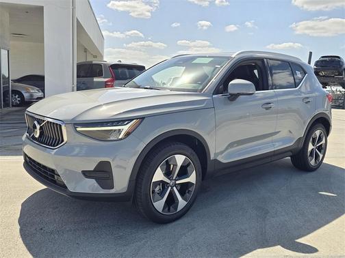 2025 Volvo XC40 B5 Core Bright Theme