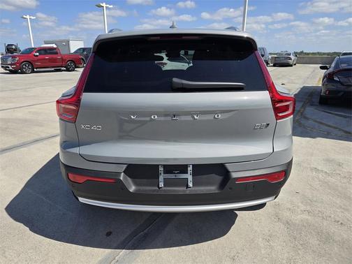 2025 Volvo XC40 B5 Core Bright Theme