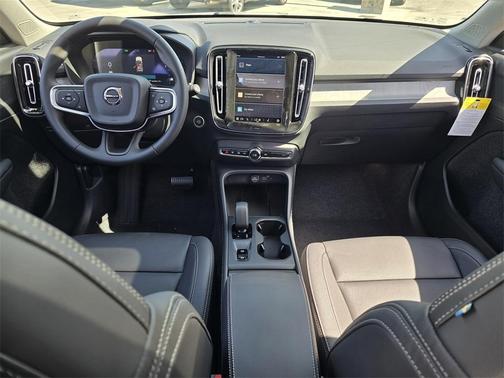 2025 Volvo XC40 B5 Core Bright Theme