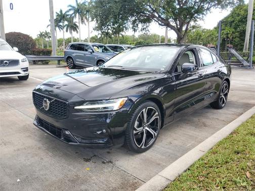 2024 Volvo S60 B5 Plus Dark Theme
