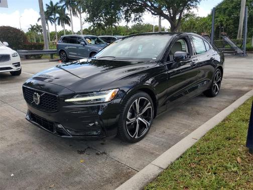 2024 Volvo S60 B5 Plus Dark Theme
