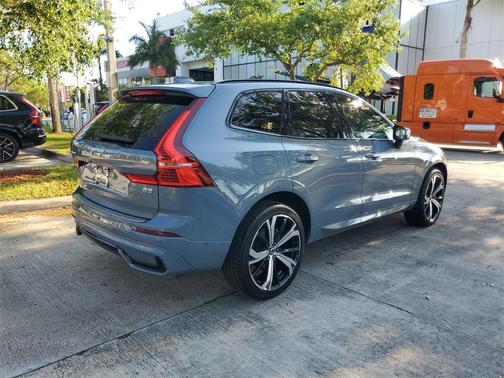 Gray Metallic 2023 Volvo XC60 B5 Ultimate Dark Theme