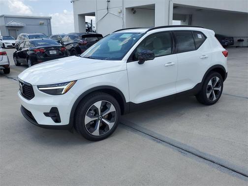2025 Volvo XC40 B5 Plus Dark Theme