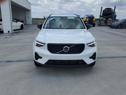 2025 Volvo XC40 B5 Plus Dark Theme