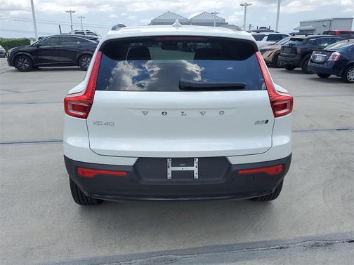 2025 Volvo XC40 B5 Plus Dark Theme