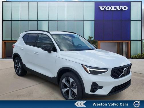2025 Volvo XC40 B5 Plus Dark Theme