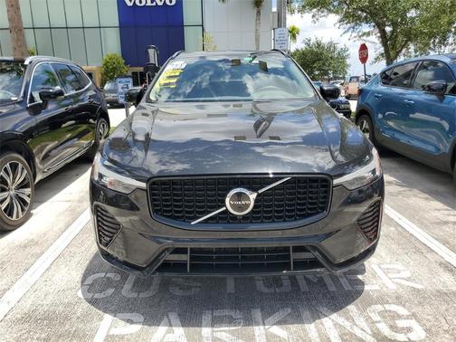 2023 Volvo XC60 B5 Plus Dark Theme