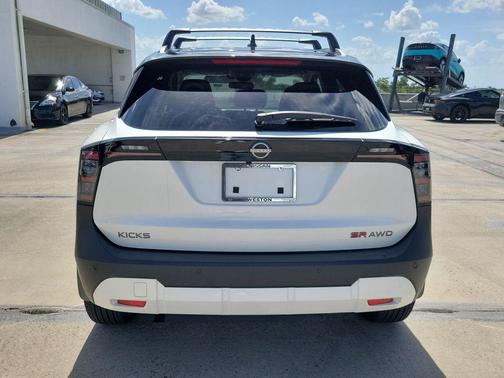 2t Wht Blk Roof 2026 Nissan Kicks SR