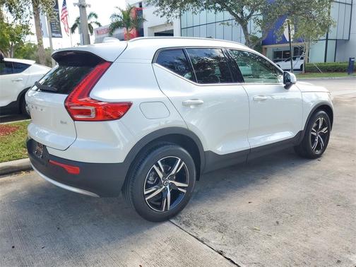 2023 Volvo XC40 B4 Plus Bright Theme