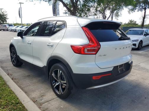 2023 Volvo XC40 B4 Plus Bright Theme