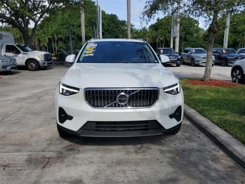 2023 Volvo XC40 B4 Plus Bright Theme