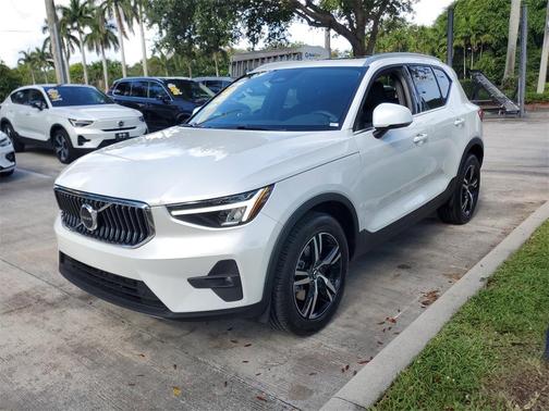 2023 Volvo XC40 B4 Plus Bright Theme