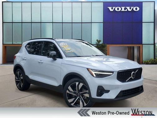 Cloud 9 White 2024 Volvo XC40 B5 Plus Dark Theme