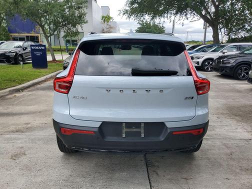 Cloud 9 White 2024 Volvo XC40 B5 Plus Dark Theme