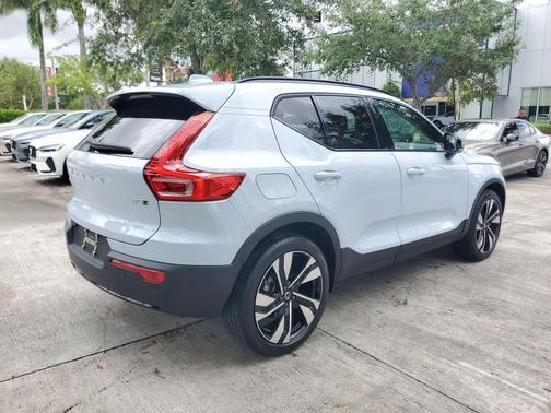 Cloud 9 White 2024 Volvo XC40 B5 Plus Dark Theme