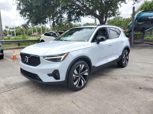 Cloud 9 White 2024 Volvo XC40 B5 Plus Dark Theme