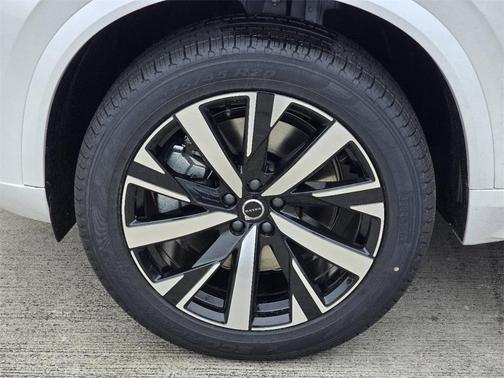 2025 Volvo XC90 Plug-In Hybrid T8 Core 7-Seater
