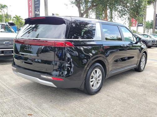 Aurora Black Pearl 2024 Kia Carnival LX