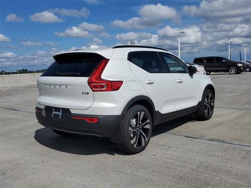 2026 Volvo XC40 B5 Plus