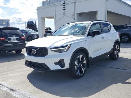 2026 Volvo XC40 B5 Plus