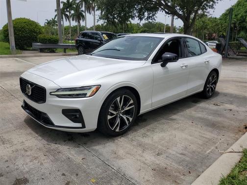 2024 Volvo S60 B5 Core Dark Theme