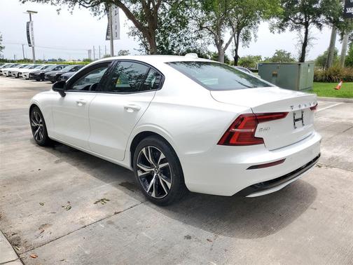 2024 Volvo S60 B5 Core Dark Theme