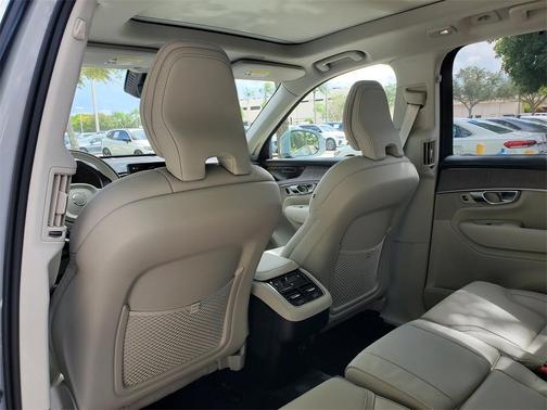 2026 Volvo XC90 B6 Ultra Dark Theme 7-Seater