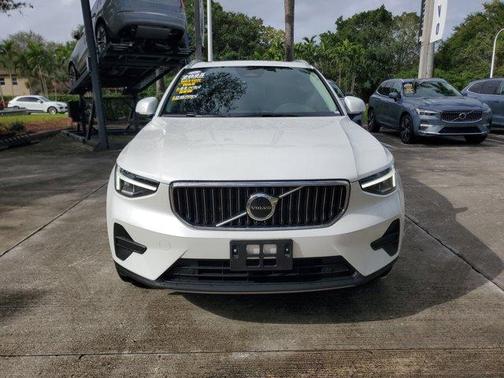 2025 Volvo XC40 B5 Core Bright Theme