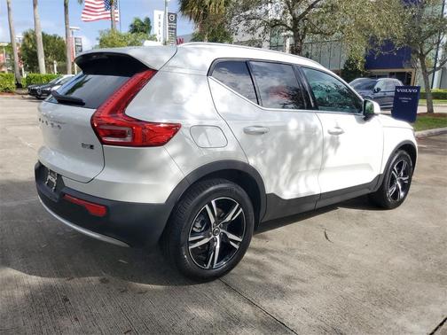 2025 Volvo XC40 B5 Core Bright Theme