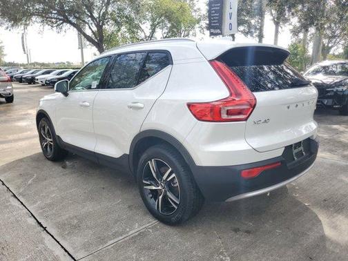 2025 Volvo XC40 B5 Core Bright Theme