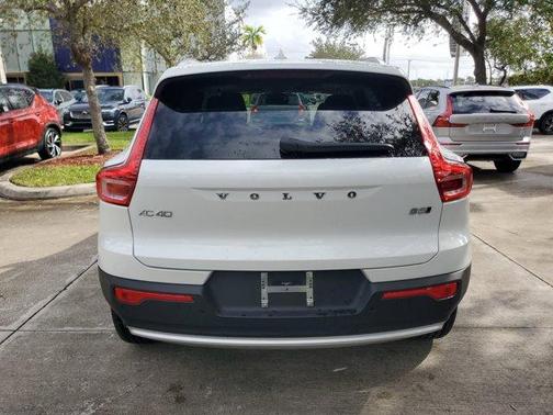 2025 Volvo XC40 B5 Core Bright Theme