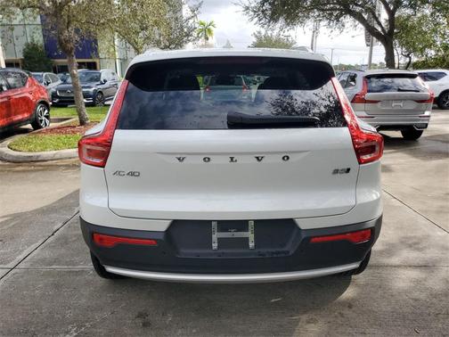 2025 Volvo XC40 B5 Core Bright Theme