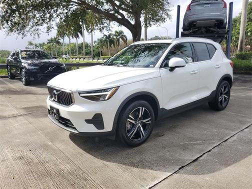 2025 Volvo XC40 B5 Core Bright Theme