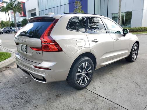 Beige 2025 Volvo XC60 B5 Core