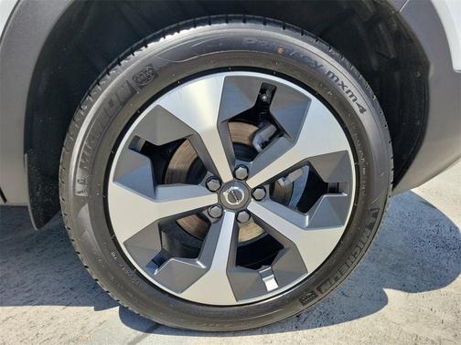 Crystal White 2026 Volvo XC40 B5 Plus