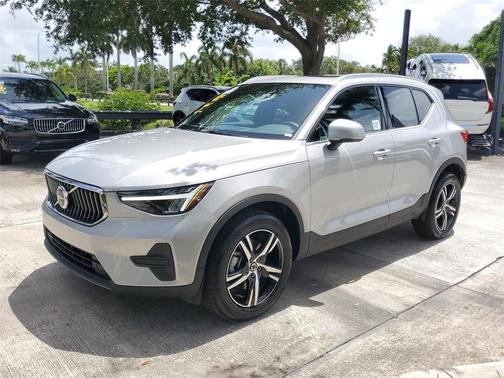 2025 Volvo XC40 B5 Core Bright Theme