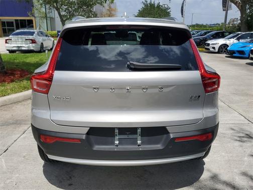 2025 Volvo XC40 B5 Core Bright Theme