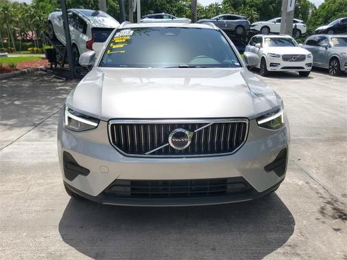 2025 Volvo XC40 B5 Core Bright Theme