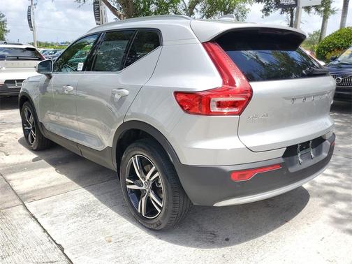 2025 Volvo XC40 B5 Core Bright Theme