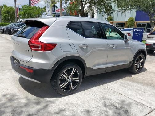 2025 Volvo XC40 B5 Core Bright Theme