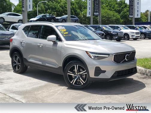 2025 Volvo XC40 B5 Core Bright Theme