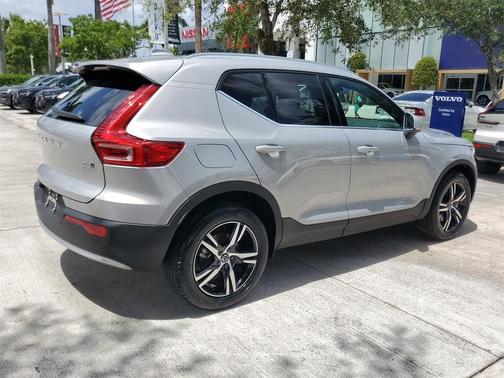 2025 Volvo XC40 B5 Core Bright Theme